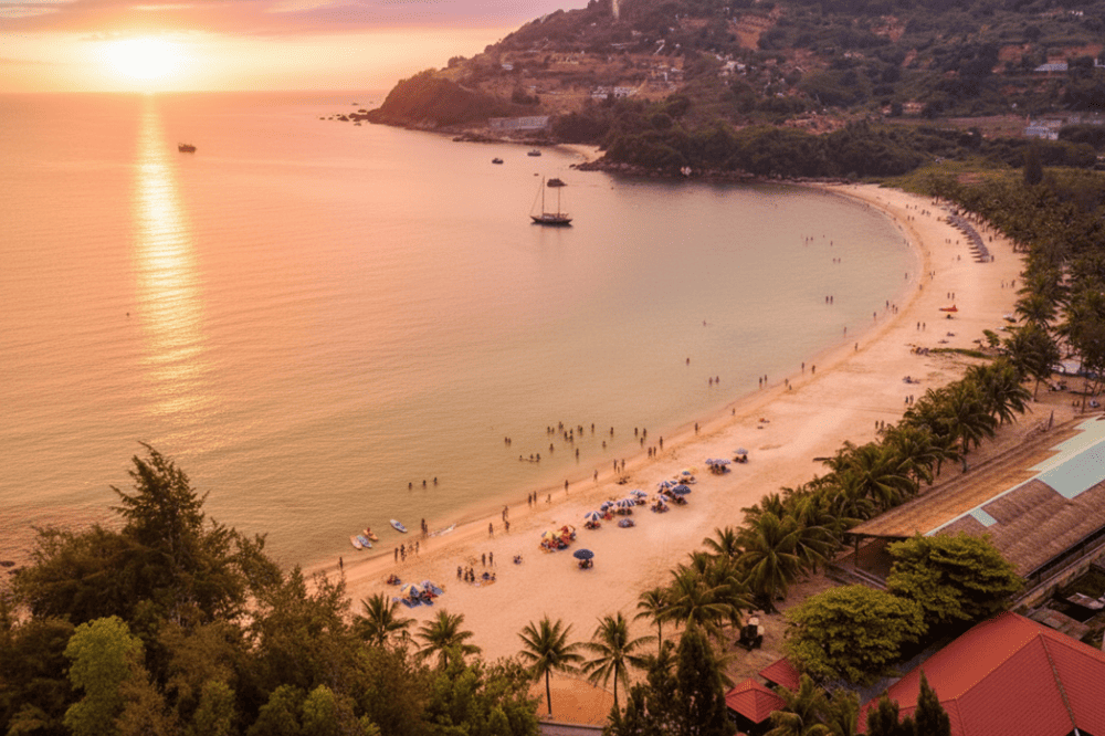 B&atilde;i Ti&ecirc;n Sa n&eacute;p m&igrave;nh b&ecirc;n b&aacute;n đảo Sơn Tr&agrave;.